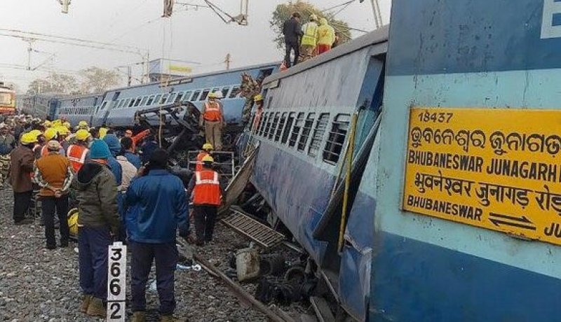 بالصور… مقتل وإصابة 132 شخصا بعد إنحراف قطار بشرق الهند