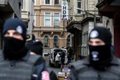 بالفيديو.. شرطي يقتحم مركزا طبيا بإسطنبول ويحتجز أطباء كرهائن