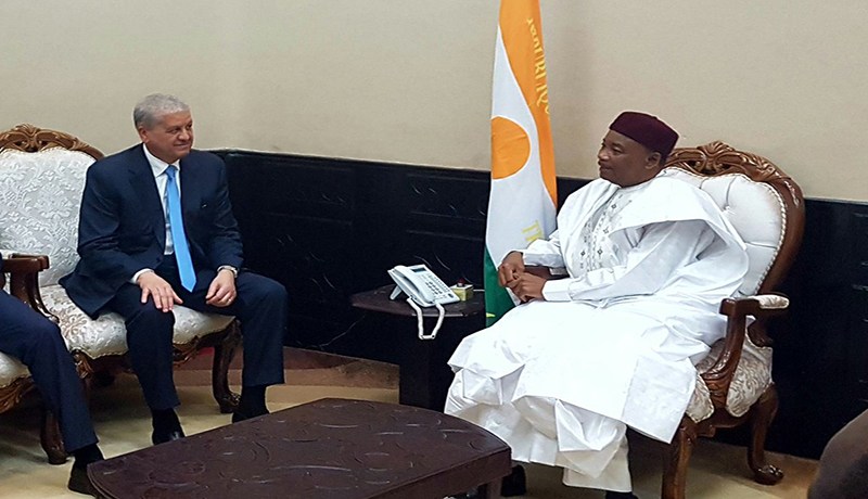 تقليد عبد المالك سلال بوسام الاستحقاق الوطني للنيجر