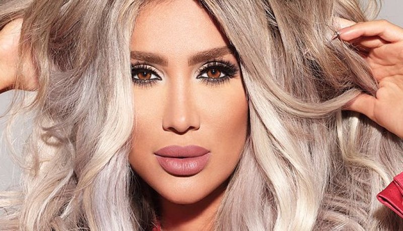 مايا دياب تختار ملابسها بـ “الآيباد”