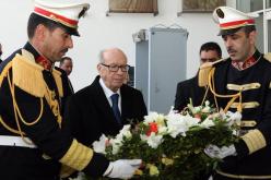 بالفيديو السبسي يضع إكليلا من الزهور أمام مدخل متحف باردو