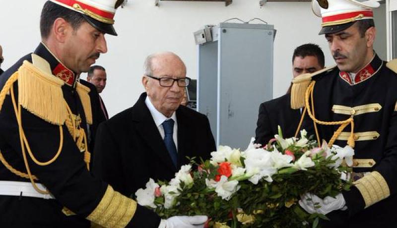 بالفيديو السبسي يضع إكليلا من الزهور أمام مدخل متحف باردو