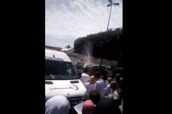 بالفيديو.. مدير مستشفى مصطفى باشا يفرق أطباء محتجين بخراطيم المياه