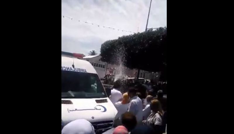 بالفيديو.. مدير مستشفى مصطفى باشا يفرق أطباء محتجين بخراطيم المياه