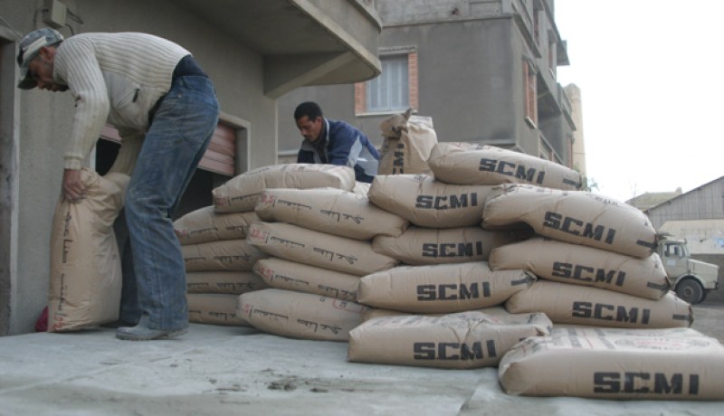 مقاولـون وتجار متورطـون في سحـب 40 طنّا من الإسمنـت لإنجاز مشاريع وهميـة