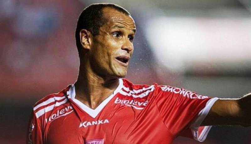 الأسطورة ريفالدو ينهي مشواره الكروي في سن الـ43 عاما