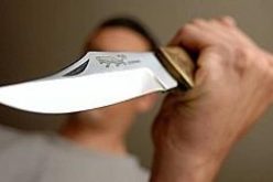 مسبوق يعتدي على شاب بالسلاح الأبيض قبل سرقة سيارته بوهران