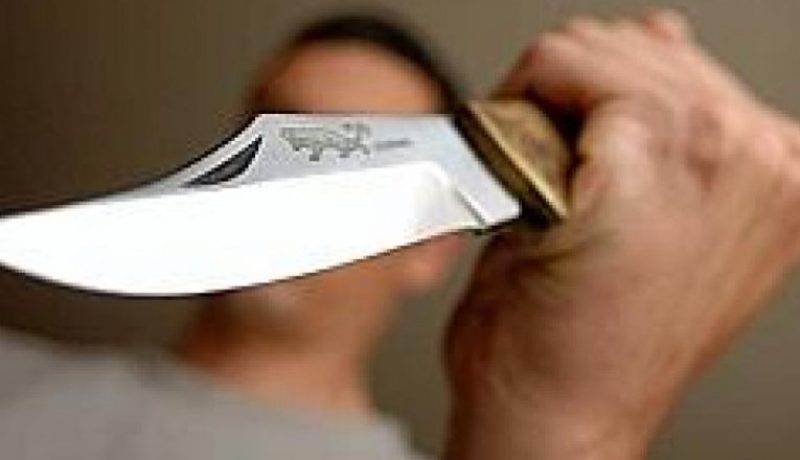مسبوق يعتدي على شاب بالسلاح الأبيض قبل سرقة سيارته بوهران