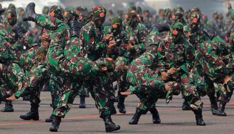 مقتل وإصابة 12 جندي أندونيسي في حادث عرضي خلال مناورات عسكرية