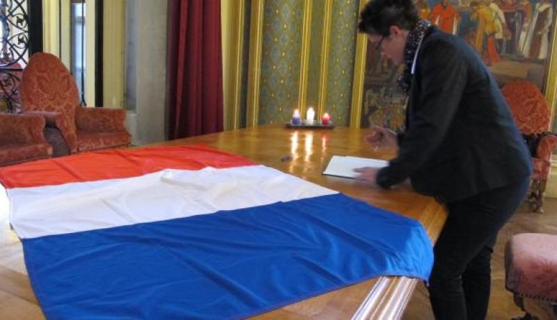 سفارة فرنسا بالجزائر تفتح سجل التعازي في ضحايا هجمات باريس الإرهابية