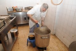 “العسّاسين” وعمال النظافة لتحضير الوجبات للتلاميذ!