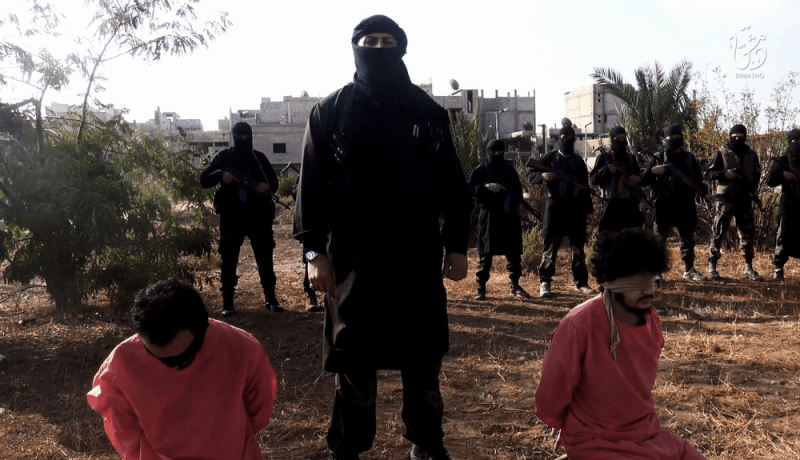 بعد حرقهم أحياء داعش يبتكر طريقة دموية جديدة في إعدام ضحاياه