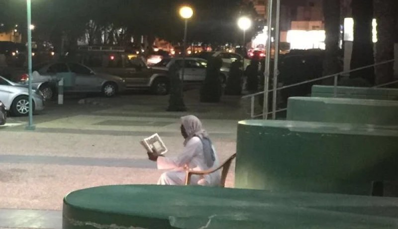 بالصور.. مشجّع سعودي يقرأ القرآن امام مقر الفريق لطرد سوء الطالع