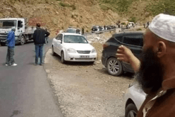 هلاك طفل دهسته شاحنة بعد سقوطه عبر نافذة سيارة والده بطريق سطيف