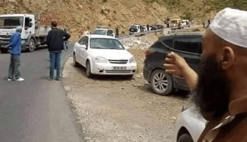 هلاك طفل دهسته شاحنة بعد سقوطه عبر نافذة سيارة والده بطريق سطيف