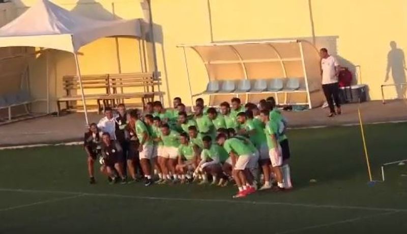 بالفيديو..ألكاراز يلتقط صورة الوداع مع اللاعبين المحليين