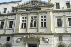 يصور تشكيلة المحكمة لتقليد ديكورها واستعماله داخل مطعم تركي فخم!