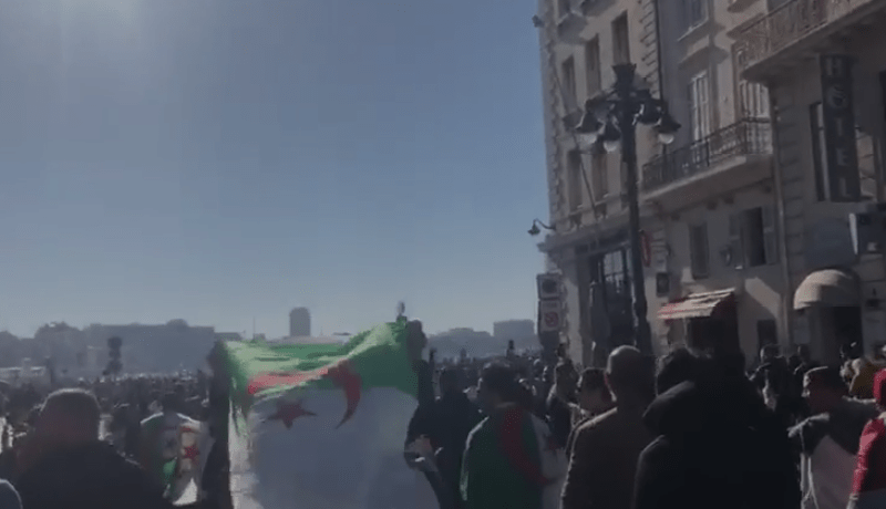 مسيرات الجزائريين بفرنسا تحافظ على طابعها السلمي للمرة الخامسة على التوالي