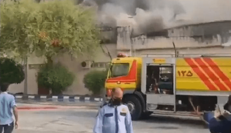 شاهد.. اندلاع حريق هائل بمجمع تجاري في إيران!