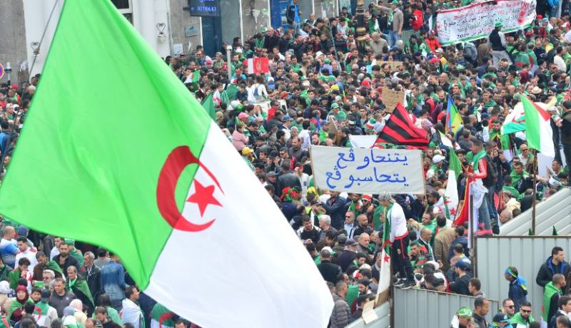 الملايين يتظاهرون..ومطالب جديدة للحراك في سابع جمعة!