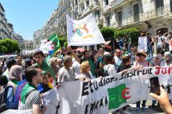 مسيرة حاشدة للطلبة من ساحة الشهداء إلى وسط العاصمة 