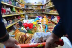 لهفة في الأسواق والمحلات.. والسميد والفرينة «لطويل العمر»