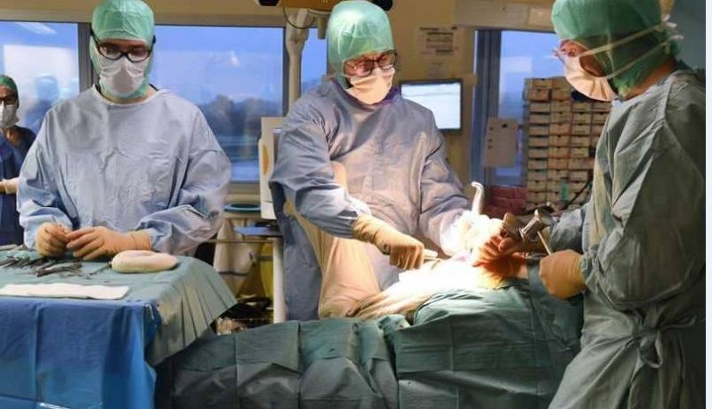 نجوم كبار على أعصابهم بعد سرقة صور من مركز تجميل شهير