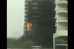 بالفيديو..حريق مهول يلتهم جزء من ناطحة سحاب بالإمارات