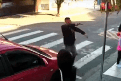 بالفيديو .. لص يحاول السطو على نساء ويتفاجأ بشرطية بينهن