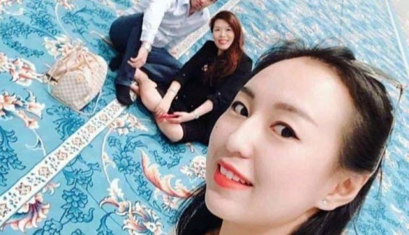 «ڤاوريات» بلباس فاضح داخل قاعة الصلاة في «المسجد الأعظم»!