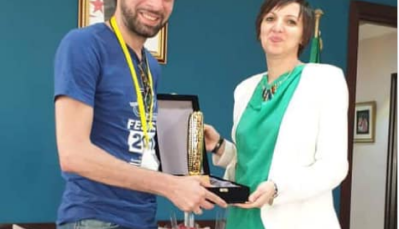 مرداسي تسلم الجائزة للشاب الجزائري الفائز بأفضل إخراج بمهرجان سوريا