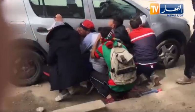 بالفيديو..أعمال شغب واشتباكات عنيفة بين الأنصار بقسنطينة