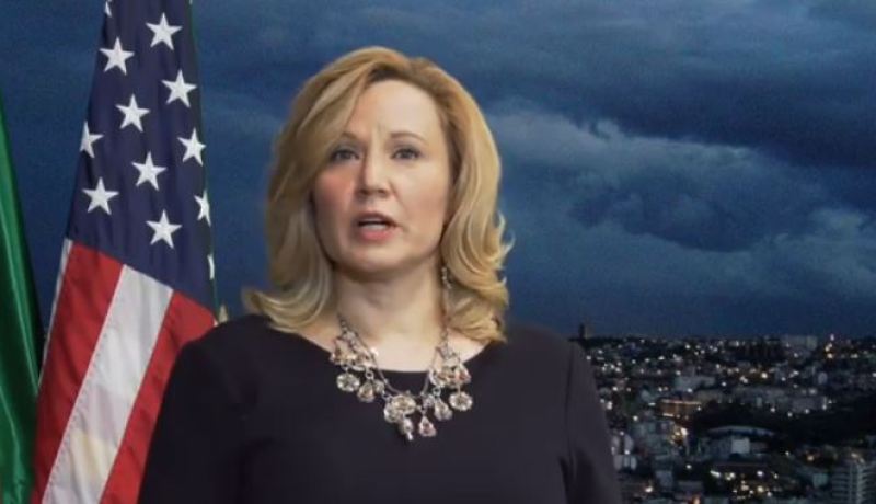 بالفيديو.. زوجة السفير الأمريكي تودع الجزائر والجزائريين بالدّموع