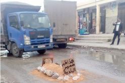 مواطنون يطالبون برحيل «المير» ويبنون له قبرا وسط الطريق في البيرين بالجلفة