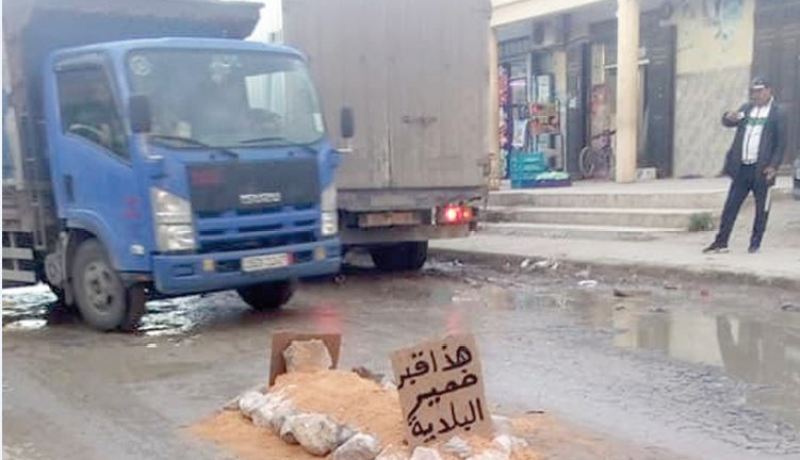 مواطنون يطالبون برحيل «المير» ويبنون له قبرا وسط الطريق في البيرين بالجلفة