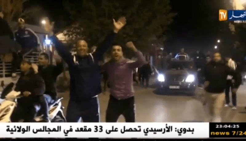 مئات الشباب يصنعون إحتفالية خاصة بفوز شاب برئاسة بلدية الذرعان