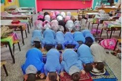 «الصلاة في المساجد وليس في المؤسسات التربوية»