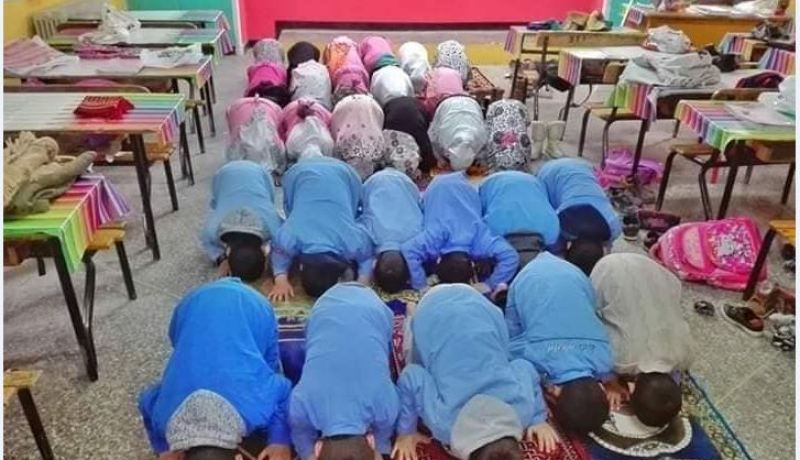 «الصلاة في المساجد وليس في المؤسسات التربوية»