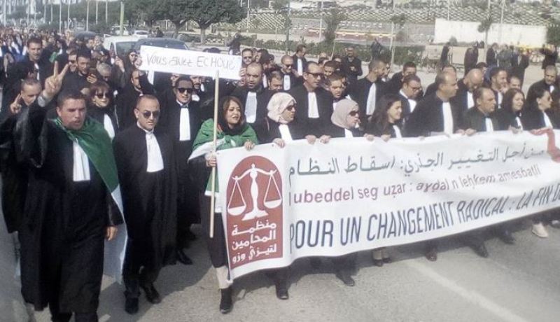 مئــات المحاميــن فــي مسيــرات بصـــوت واحـــد «لا للـــــدوس علــــى الدستـــــور»