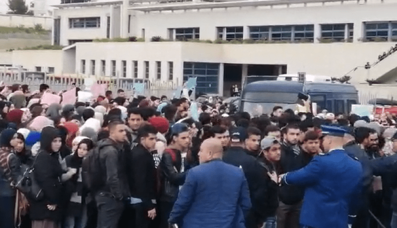 بالفيديو.. طلبة كلية الطب ببن عكنون يحتجون على جريمة قتل زميلهم “أصيل”