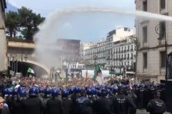 بالفيديو.. قوات الأمن تحاول تفرقة المتظاهرين بالعاصمة