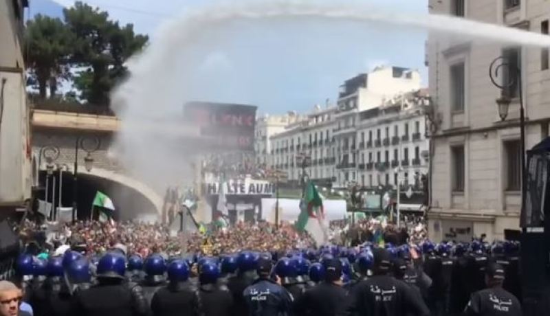 بالفيديو.. قوات الأمن تحاول تفرقة المتظاهرين بالعاصمة