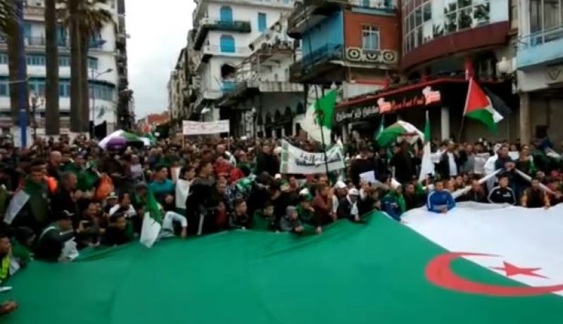 بالفيديو.. المتظاهرون يقرأون الفاتحة على أرواح شهداء الطائرة العسكرية