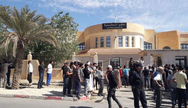 مواطنون يغلقون مقر دائرة أولاد سيدي إبراهيم بالقضبان الحديدية و«الكادنة» في المسيلة