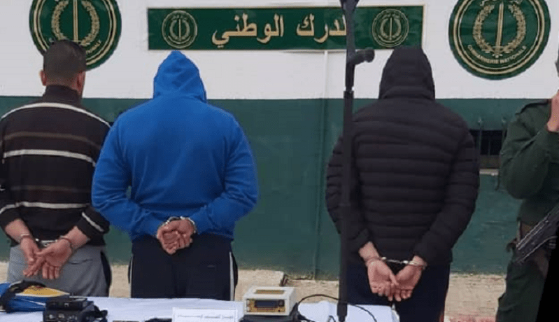 حجز جهازي كشف عن المعادن في معسكر