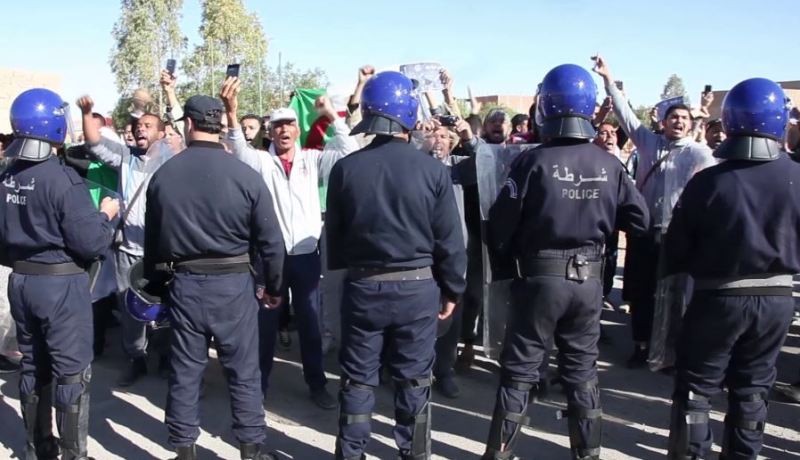 آلاف الجزائريين يطاردون الوزراء “زنقة زنقة”