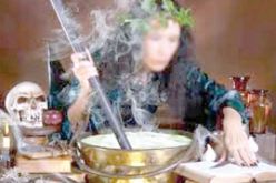 مشعوذتان تسحران سيدة وابنتيها داخل منزلهن وتسلبهن أموالا ومجوهرات!