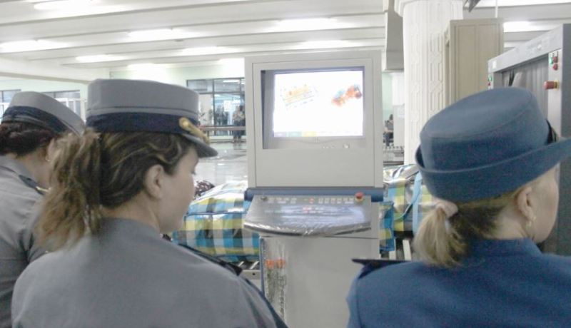 جمركيان يبتزان تاجر «كابة» لإخراج حقيبة «بزناسي» بمطار الجزائر