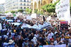 الطلبة يتظاهرون وسط العاصمة.. برلمان العصابات ديڤاج