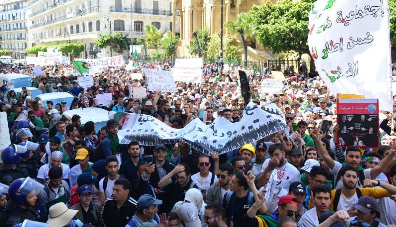 الطلبة يتظاهرون وسط العاصمة.. برلمان العصابات ديڤاج